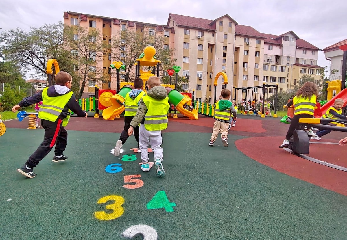 260 de copii de la „Elefănțelul Curios” din Sibiu au acum un nou parc de joacă modern, realizat printr-o investiție de 300.000 de euro a E.ON Energie România