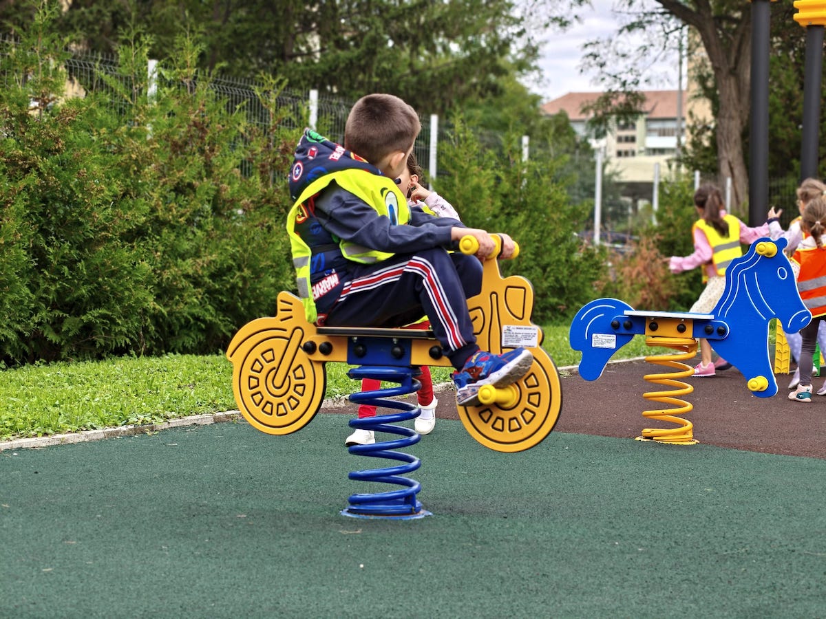 260 de copii de la „Elefănțelul Curios” din Sibiu au acum un nou parc de joacă modern, realizat printr-o investiție de 300.000 de euro a E.ON Energie România