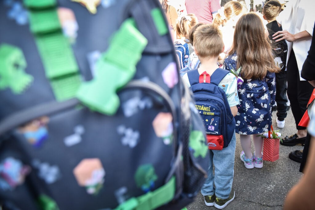 prima-zi-scoala-inceput-an-scolar-elevi-scoala-21-f7ns