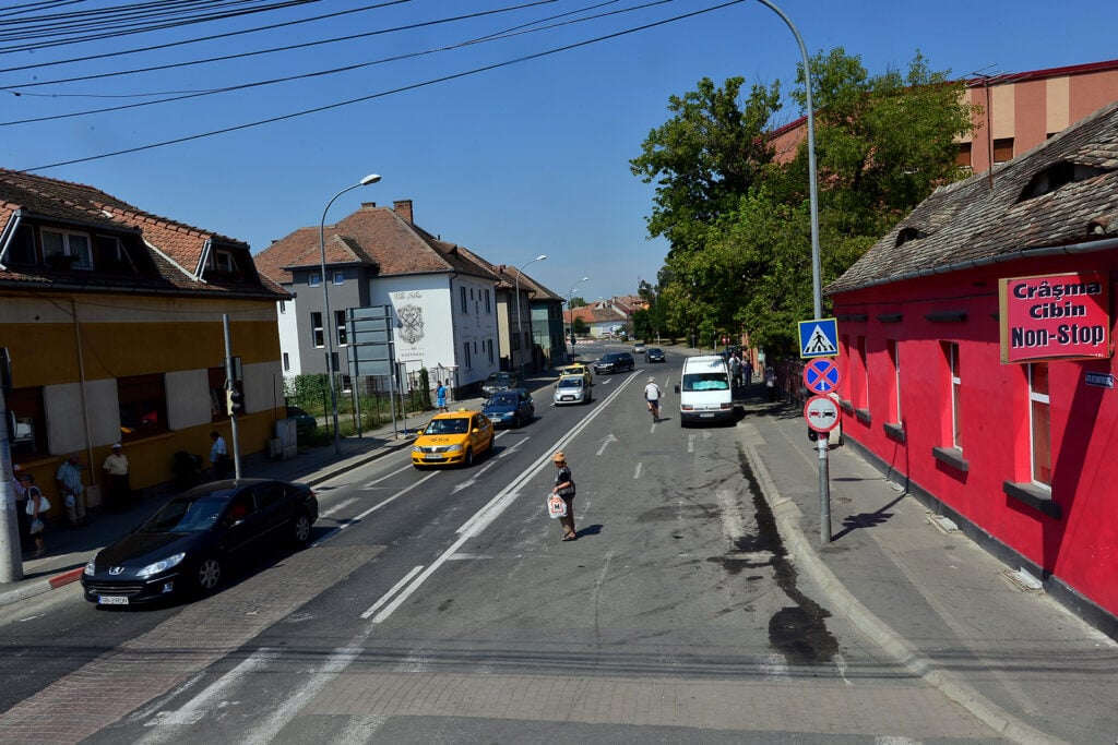 strada-reconstructiei-intersectie-strada-raului-masini-pietoni-qv9i