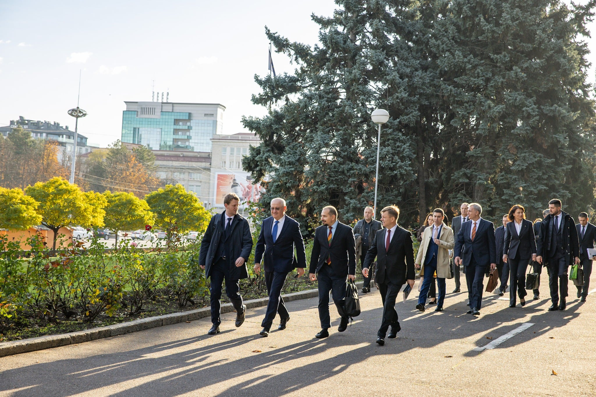 Noul guvern al Republicii Moldova a fost învestit de Parlamentul de la Chișinău. Prim-ministru este Alexandru Munteanu, economist cu trei cetățenii