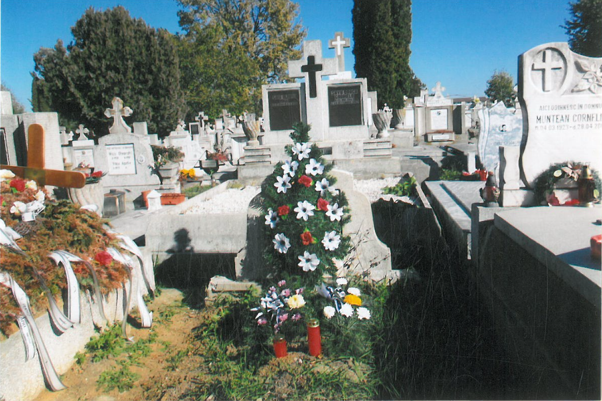 Două profesoare din Sibiu, Elena Macavei și Doina Simion, au identificat și reamenajat la cimitirul municipal mormântul celebrului cântăreț de tangouri și romanțe Cristian Vasile. Era neîngrijit de 50 de ani