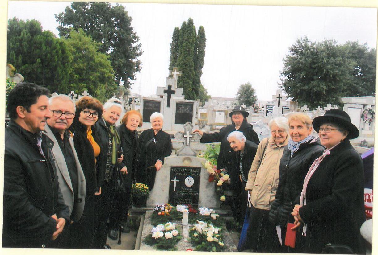 Două profesoare din Sibiu, Elena Macavei și Doina Simion, au identificat și reamenajat la cimitirul municipal mormântul celebrului cântăreț de tangouri și romanțe Cristian Vasile. Era neîngrijit de 50 de ani