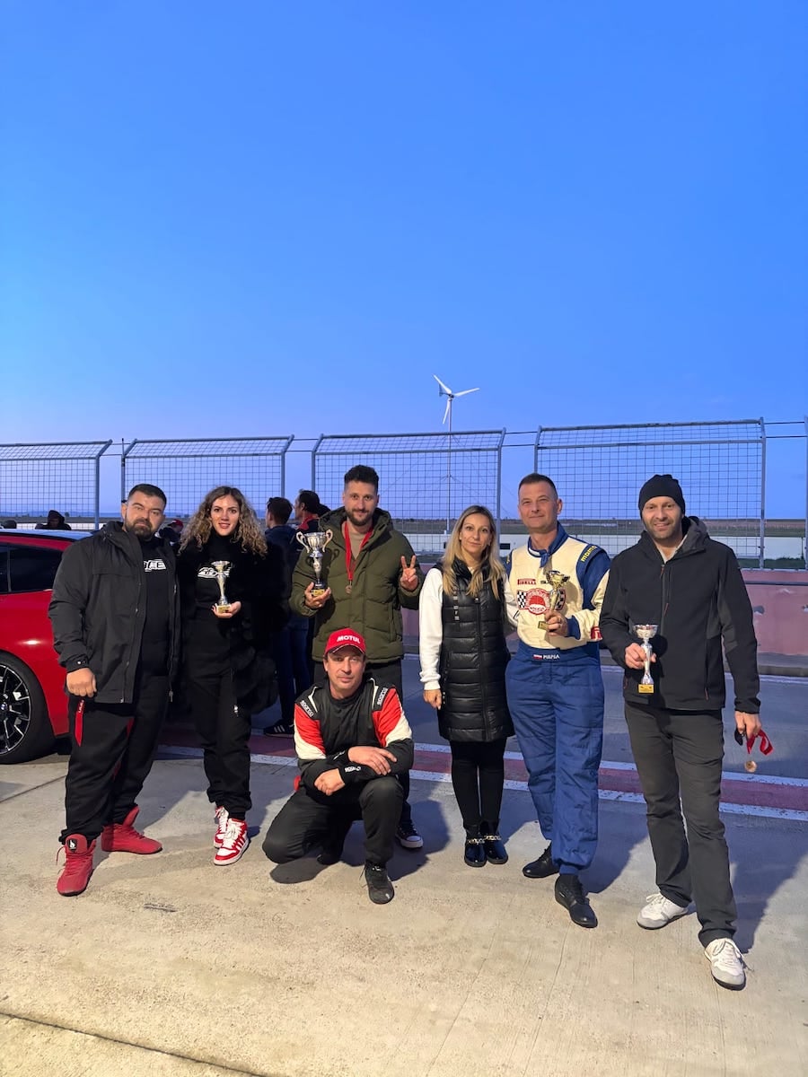 Clubul Dacia Nostalgia din Sibiu, premiat la competiția Romanian Retro Racing: Ne dorim să organizăm cea mai mare întâlnire cu mașini Dacia clasice