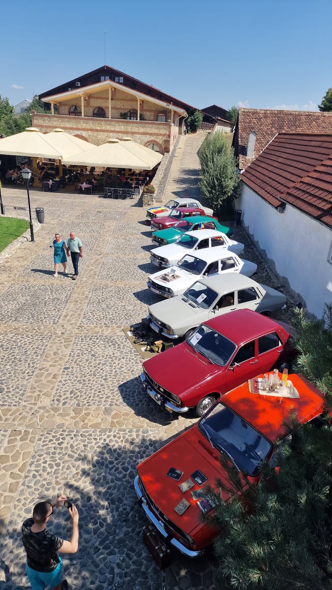„Dacia Nostalgia”: După ce a recondiționat o Dacia 1300, un sibian a creat un club al iubitorilor de mașini clasice. „Pasiunea e prea mare. Nu te poți opri la o singură mașină”