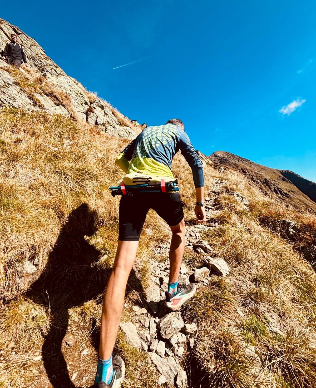 Povestea primei curse solitare dus-întors pe toată creasta Făgărașului: 166 de km, aproape 46 de ore, cu zece minute de somn. „E greu de rezumat și pentru cei care aleargă”