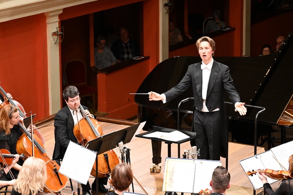 Filarmonica de Stat Sibiu pune în vânzare biletele pentru trimestrul I al stagiunii 2025/2026. Joia viitoare publicul este invitat la un concert cu trei piane pe scena Sălii Thalia și o expoziție de instrumente muzicale