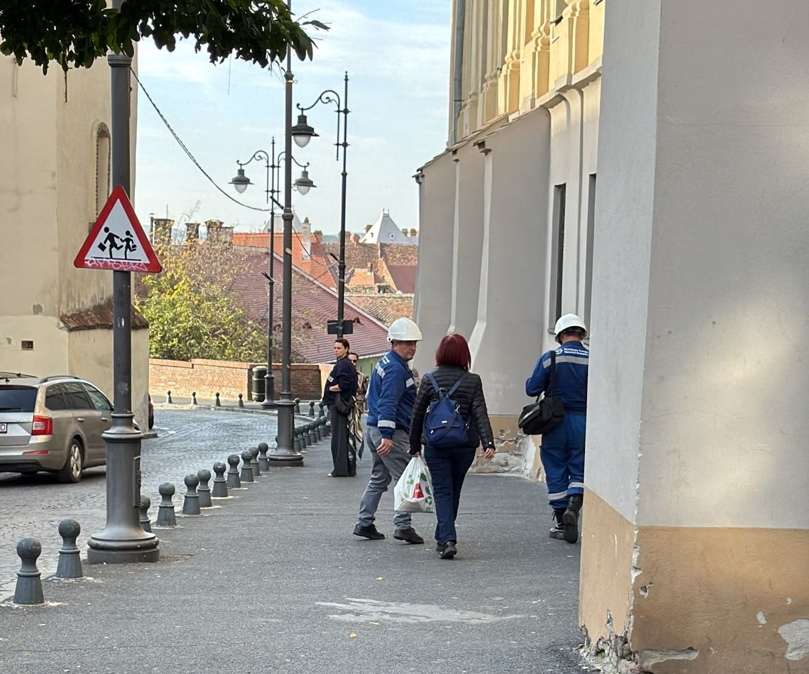 Intervenție a pompierilor în zona zero a Sibiului: iese fum dintr-un canal tehnic unde se află cabluri electrice