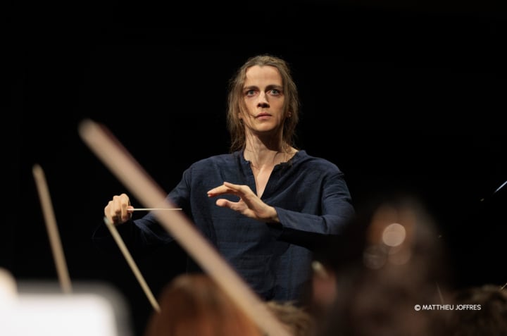 Filarmonica de Stat Sibiu pune în vânzare biletele pentru trimestrul I al stagiunii 2025/2026. Joia viitoare publicul este invitat la un concert cu trei piane pe scena Sălii Thalia și o expoziție de instrumente muzicale