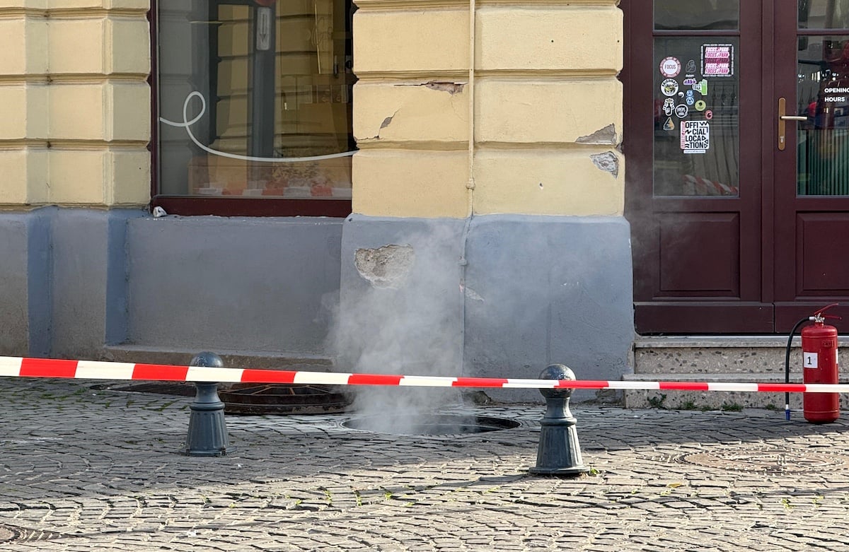 Intervenție a pompierilor în zona zero a Sibiului: iese fum dintr-un canal tehnic unde se află cabluri electrice