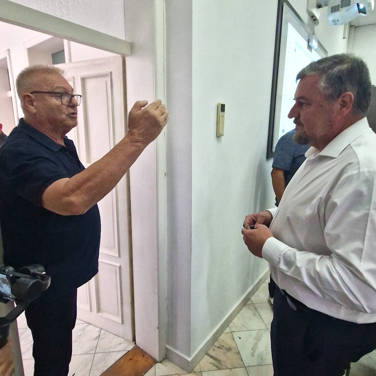 În ziua în care Gheorghe Huja (stânga) a fost numit administrator public, Mircea Orlățan (dreapta) a fost exclus din USR. Foto: arhiva turnulsfatului.ro