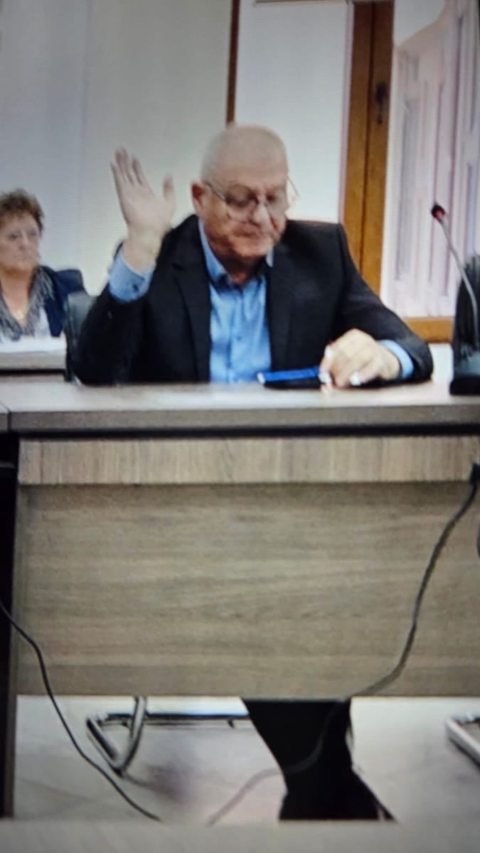 Proiectul prin care primăria Cisnădie ar fi preluat nouă terenuri din Cartierul Arhitecților în proprietate publică nu a fost aprobat. Orlățan: Singurul consilier care a votat împotrivă a fost fostul primar Gheorghe Huja. Este noaptea minții