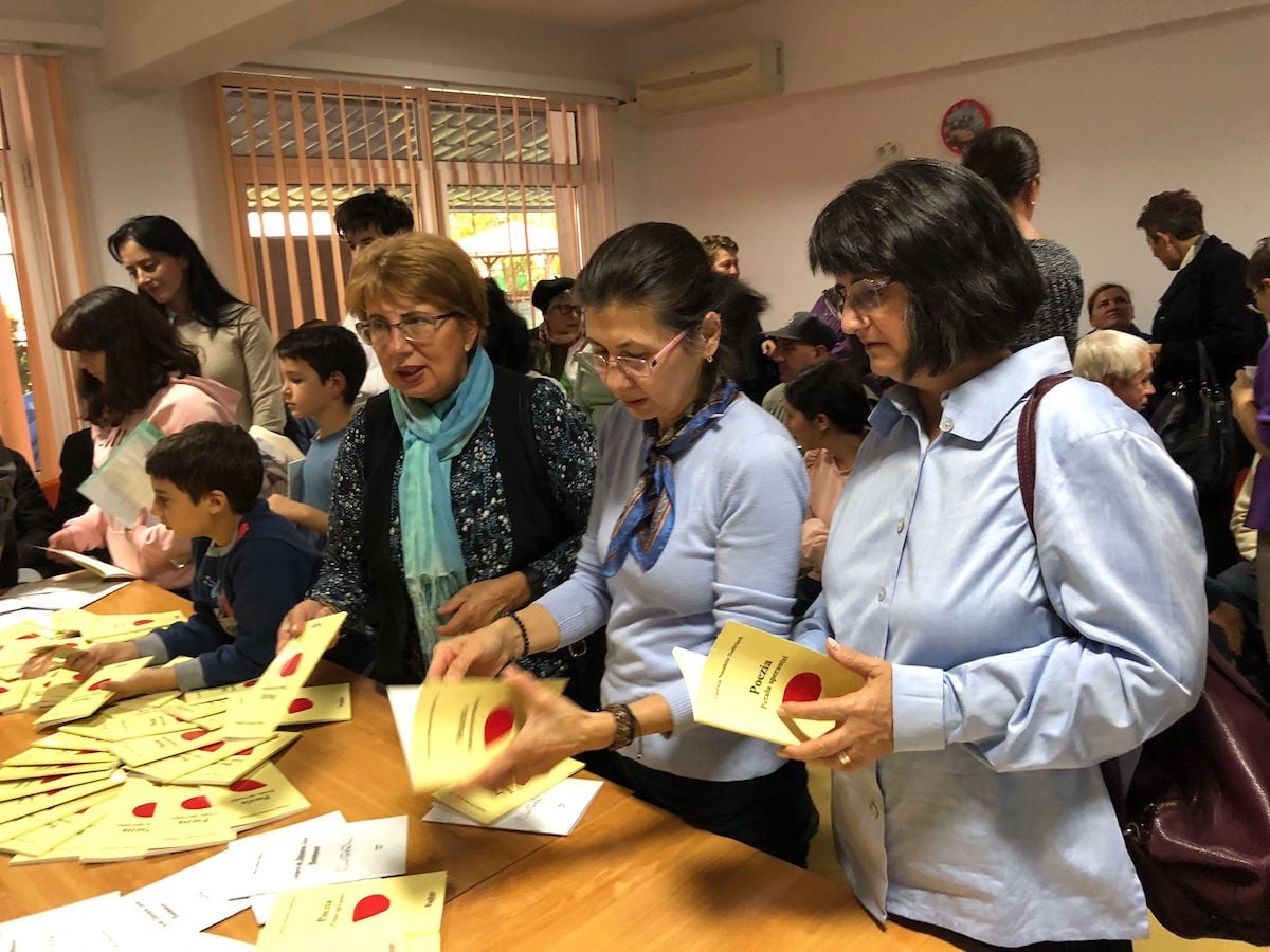 FOTO / VIDEO O poveste de curaj spusă în versuri. Nicoleta Todirișcă și-a lansat primul volum de poezii la Fundația UCOS: „Pentru mine, poezia este pastilă pentru sănătatea mintală” 