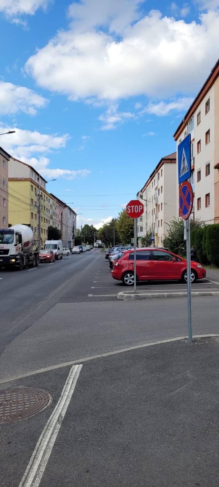 Știrea cititorului: STOP greșit pe str. Maramureșului. „Primăriei îi trebuie mai mult de o săptămână să îndrepte un semn de circulație”