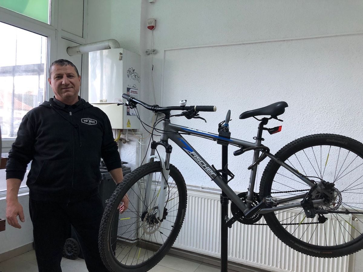 După ce a lucrat 25 de ani în vânzări, un sibian și-a deschis atelier de biciclete în cartierul Ștrand: Vreau ca omul să plece mulțumit de la mine și să se bucure de experiența mersului pe bicicletă