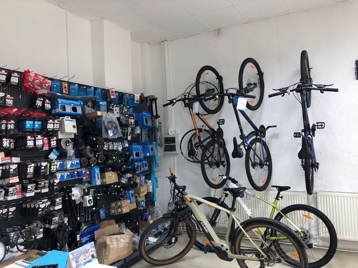 După ce a lucrat 25 de ani în vânzări, un sibian și-a deschis atelier de biciclete în cartierul Ștrand: Vreau ca omul să plece mulțumit de la mine și să se bucure de experiența mersului pe bicicletă