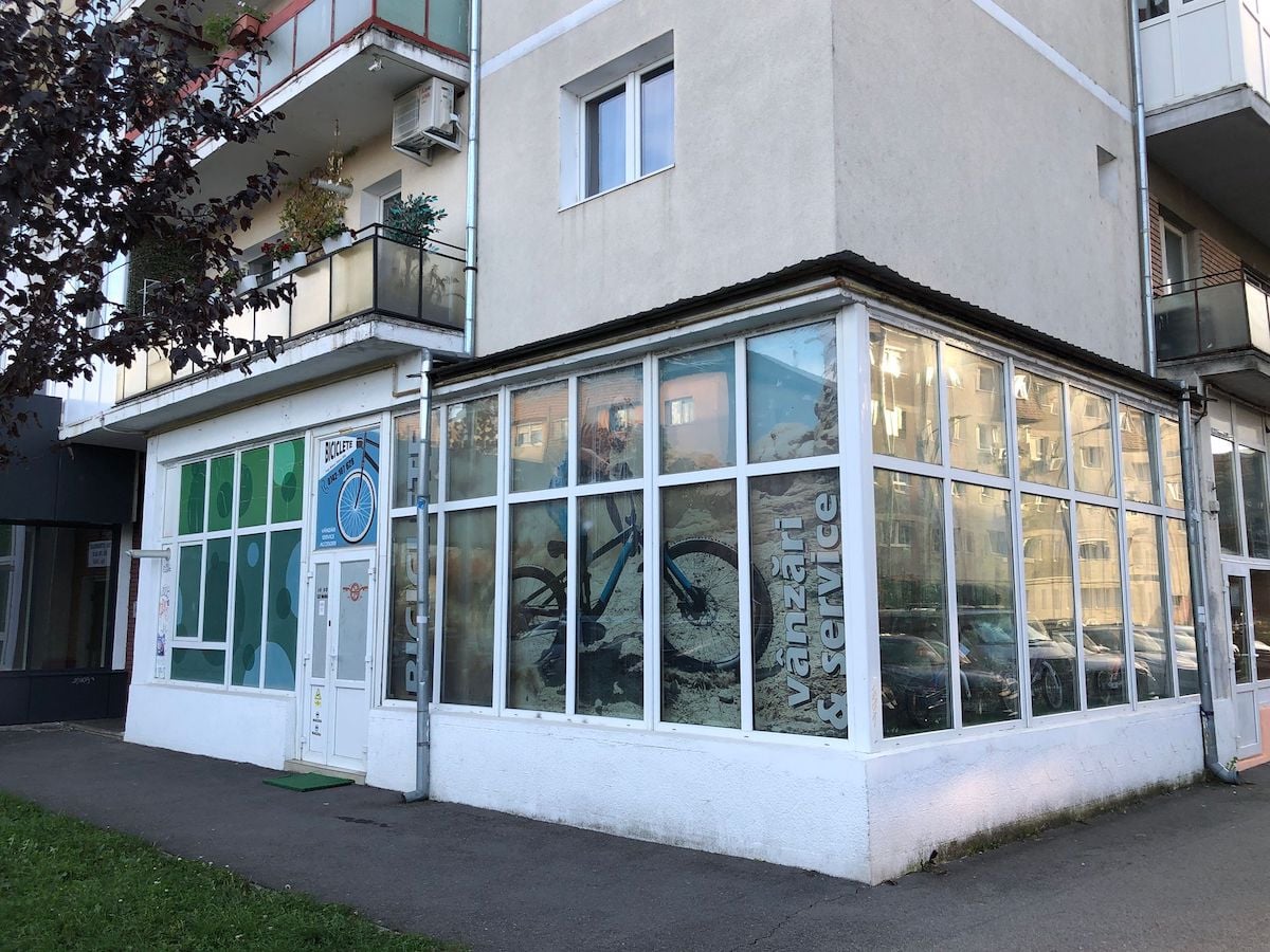 După ce a lucrat 25 de ani în vânzări, un sibian și-a deschis atelier de biciclete în cartierul Ștrand: Vreau ca omul să plece mulțumit de la mine și să se bucure de experiența mersului pe bicicletă