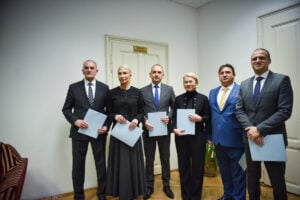 Neagu, Turcan, Echert, Cibu-Deaconu, Mirel, Trif. O parte din parlamentarii de Sibiu, la momentul în care aceștia și-au primit mandatele actuale. Sursa foto: arhiva turnulsfatului.ro