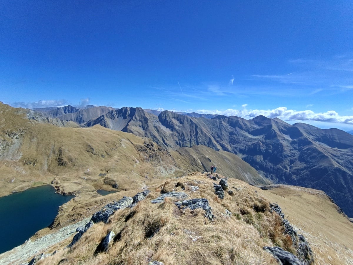 Povestea primei curse solitare dus-întors pe toată creasta Făgărașului: 166 de km, aproape 46 de ore, cu zece minute de somn. „E greu de rezumat și pentru cei care aleargă”