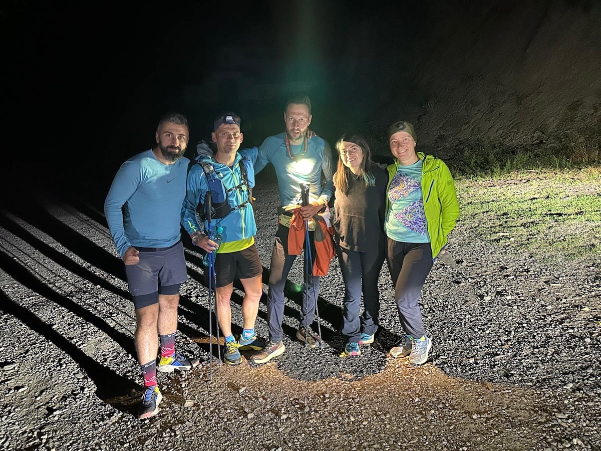 Povestea primei curse solitare dus-întors pe toată creasta Făgărașului: 166 de km, aproape 46 de ore, cu zece minute de somn. „E greu de rezumat și pentru cei care aleargă”