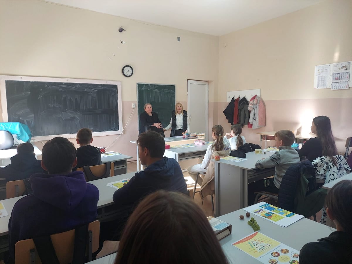 „Catedre mozaic” și clase pline, lipsite de aer. Cum se adaptează școlile sibiene la schimbările din Educație: „Fiind profesor de matematică, la fizică mă descurc, dar biologia o reînvăț în rând cu copiii”