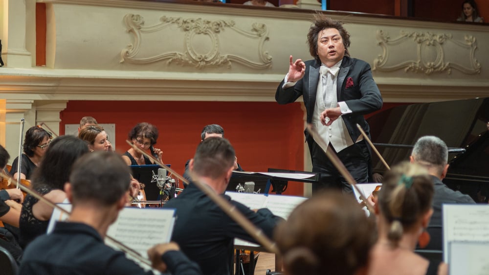 Filarmonica de Stat Sibiu pune în vânzare biletele pentru trimestrul I al stagiunii 2025/2026. Joia viitoare publicul este invitat la un concert cu trei piane pe scena Sălii Thalia și o expoziție de instrumente muzicale