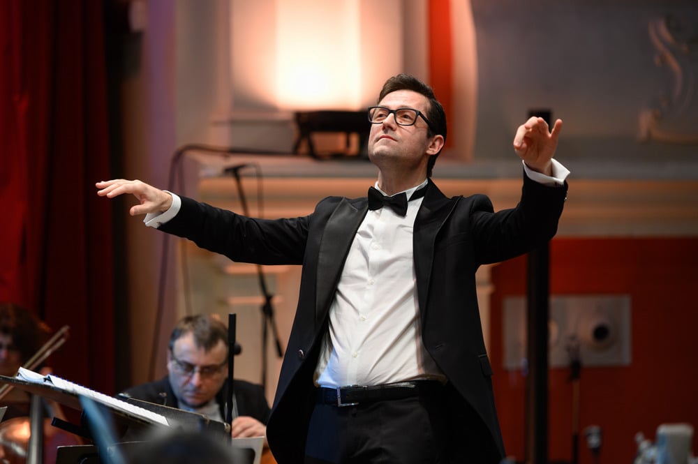 Filarmonica de Stat Sibiu pune în vânzare biletele pentru trimestrul I al stagiunii 2025/2026. Joia viitoare publicul este invitat la un concert cu trei piane pe scena Sălii Thalia și o expoziție de instrumente muzicale