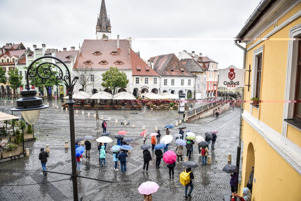 turisti-umbrele-sibiu-piata-mica-vreme-meteo-primavara-furtuna-ploi-1-z29v