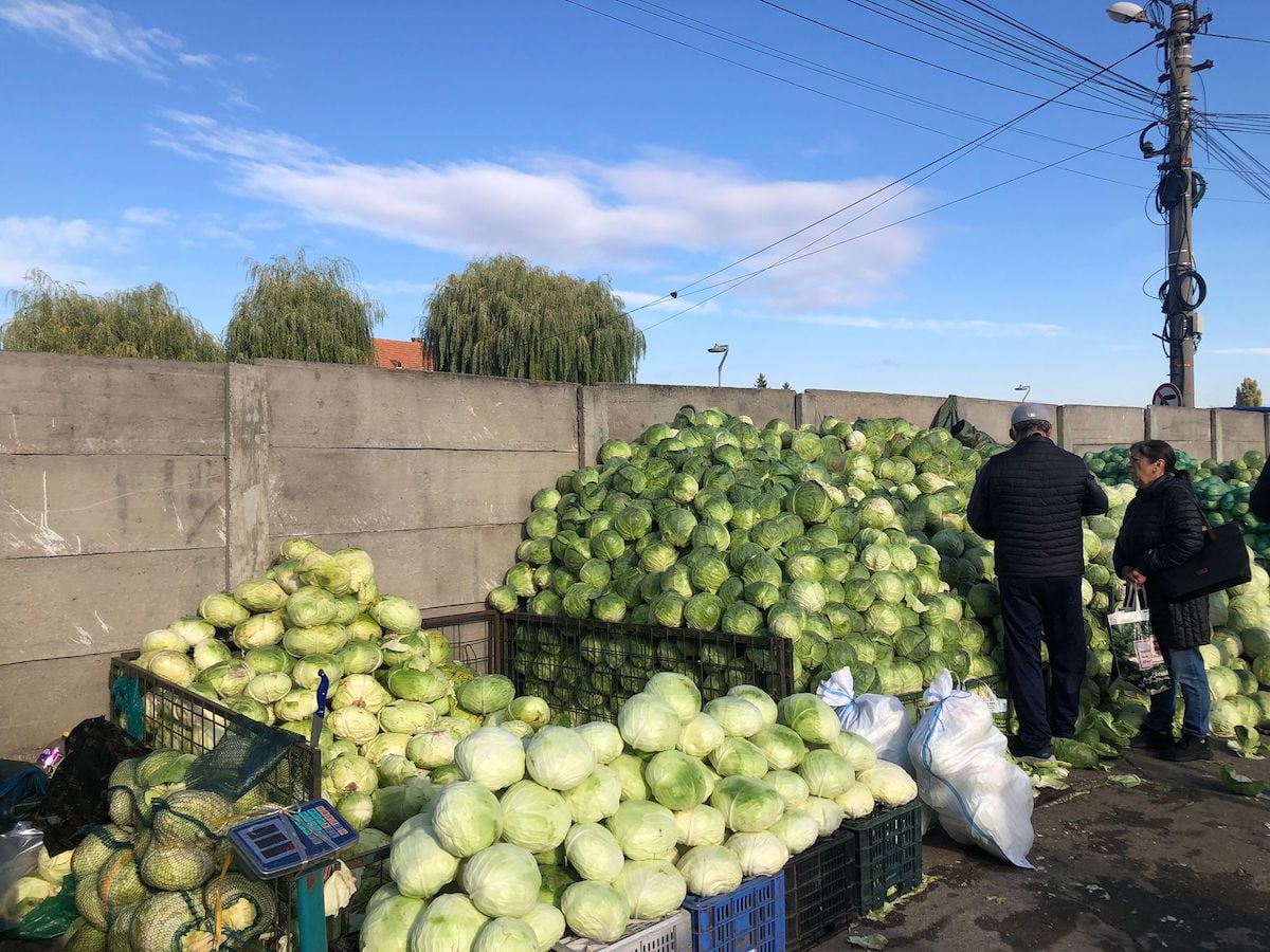 „Un client a luat și 100 de kilograme”. Varza pentru murături, la mare căutare în Piața Cibin