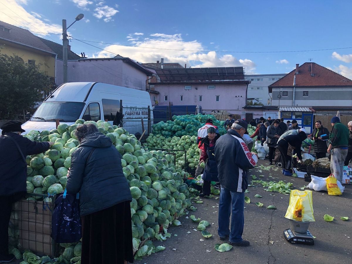 „Un client a luat și 100 de kilograme”. Varza pentru murături, la mare căutare în Piața Cibin