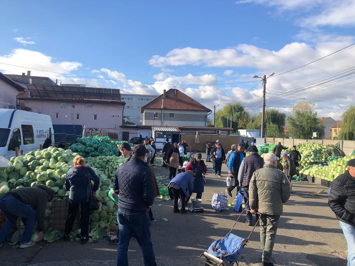 „Un client a luat și 100 de kilograme”. Varza pentru murături, la mare căutare în Piața Cibin
