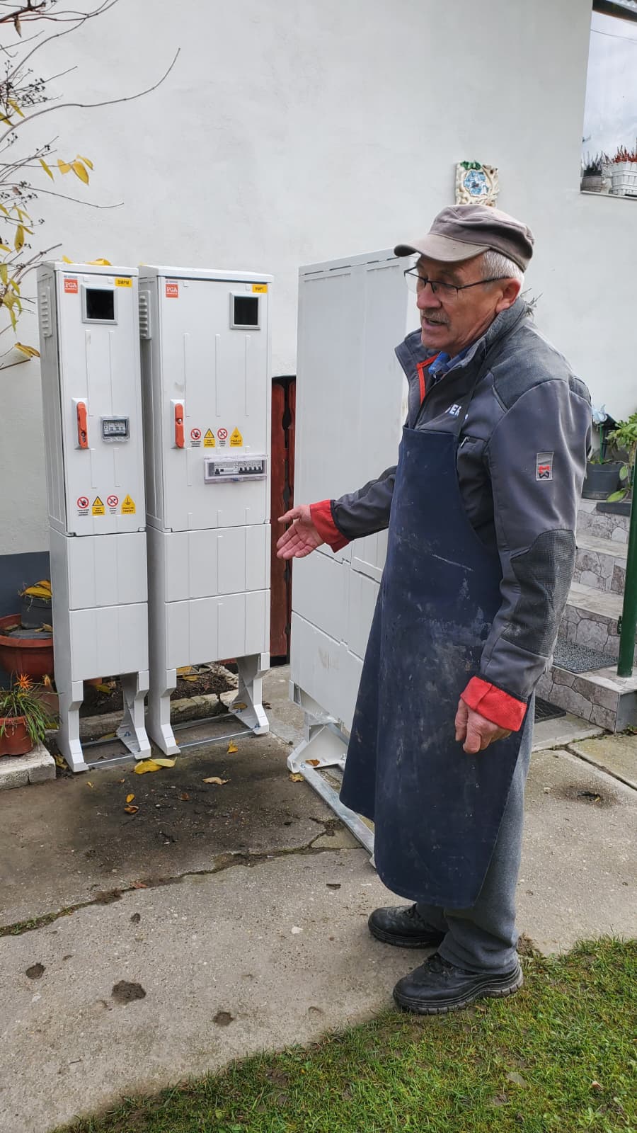 Scandal la Biertan, sit UNESCO: Localnicii s-au opus instalării panourilor electrice de plastic pe fațadele caselor. Lucrările au fost oprite de Direcția de Cultură