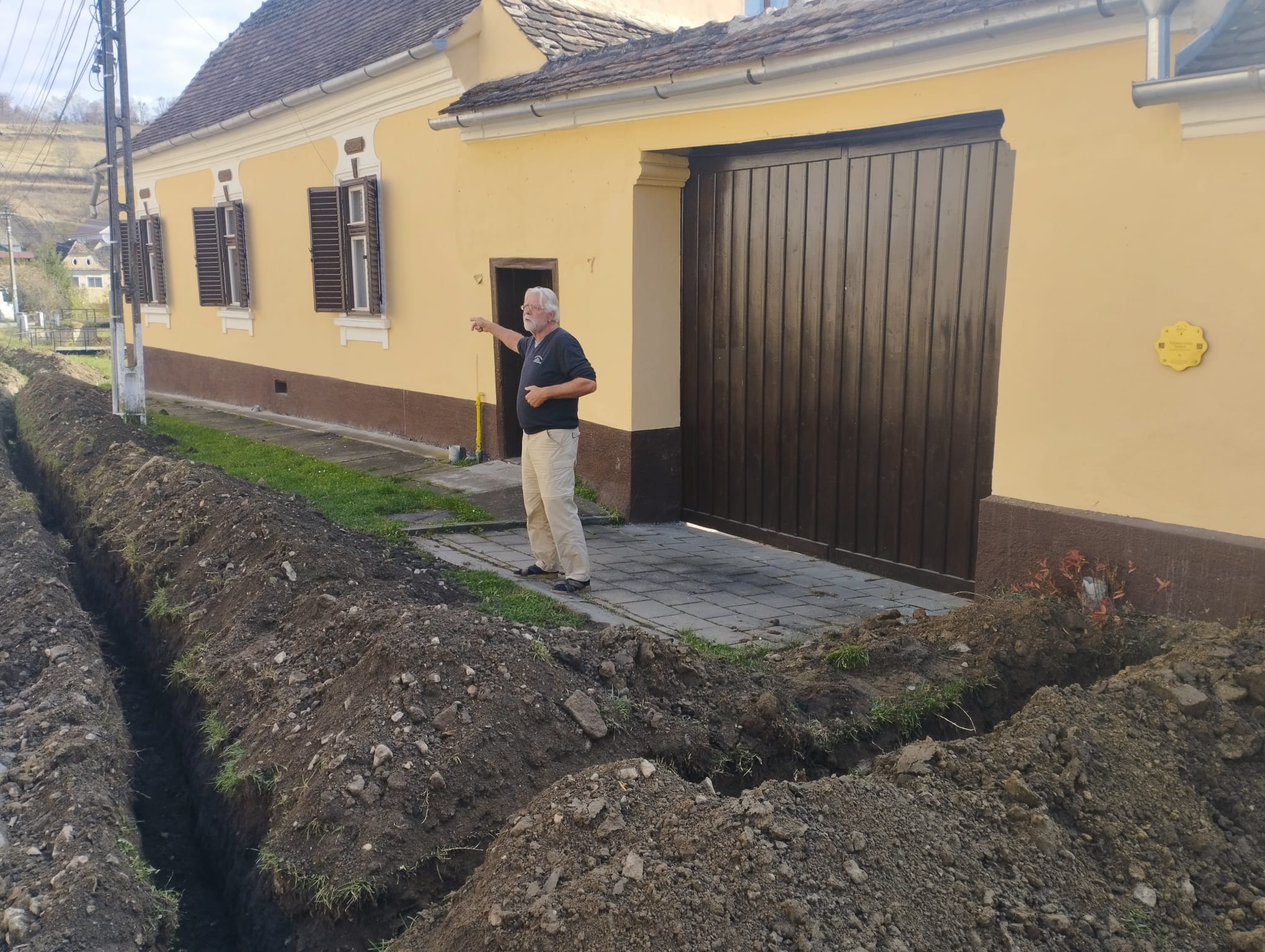 Scandal la Biertan, sit UNESCO: Localnicii s-au opus instalării panourilor electrice de plastic pe fațadele caselor. Lucrările au fost oprite de Direcția de Cultură