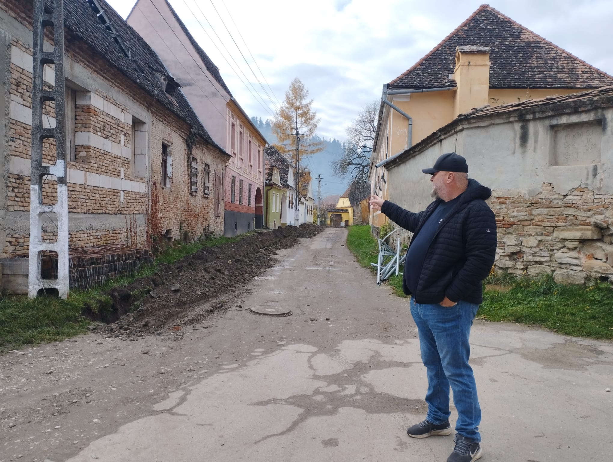 Scandal la Biertan, sit UNESCO: Localnicii s-au opus instalării panourilor electrice de plastic pe fațadele caselor. Lucrările au fost oprite de Direcția de Cultură