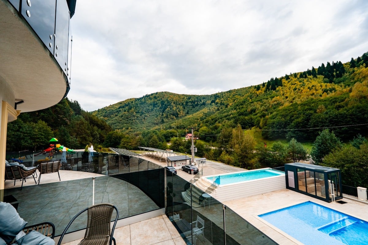 Răsfăț montan la Carpentiere Arena: Două piscine exterioare încălzite și spa în aer liber, în inima Mărginimii Sibiului