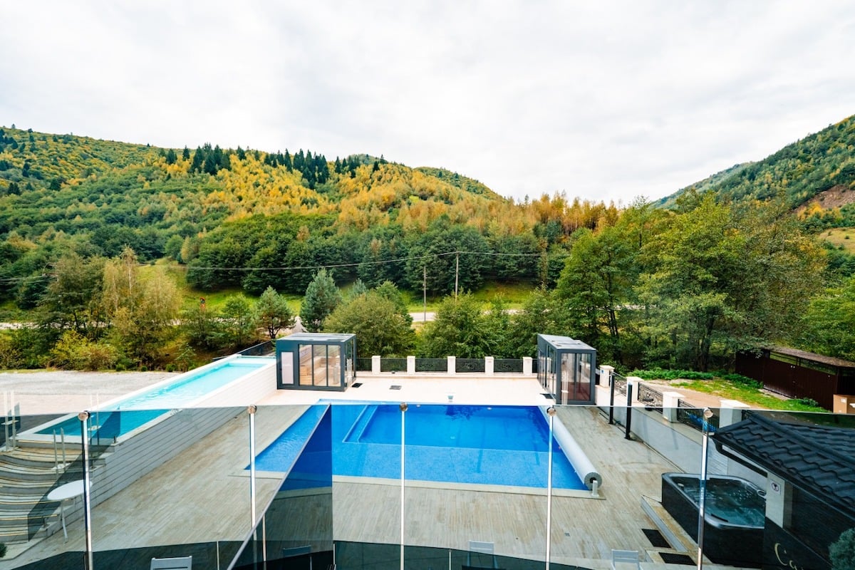 Răsfăț montan la Carpentiere Arena: Două piscine exterioare încălzite și spa în aer liber, în inima Mărginimii Sibiului
