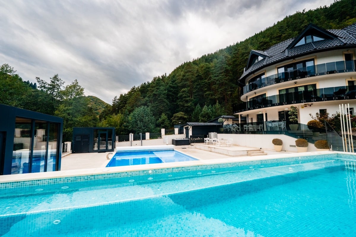 Răsfăț montan la Carpentiere Arena: Două piscine exterioare încălzite și spa în aer liber, în inima Mărginimii Sibiului