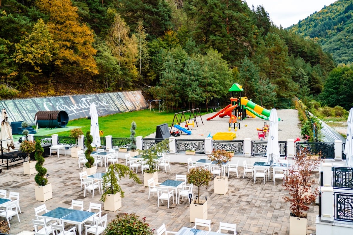 Răsfăț montan la Carpentiere Arena: Două piscine exterioare încălzite și spa în aer liber, în inima Mărginimii Sibiului