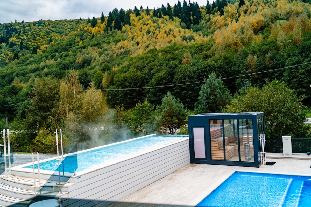 Răsfăț montan la Carpentiere Arena: Două piscine exterioare încălzite și spa în aer liber, în inima Mărginimii Sibiului