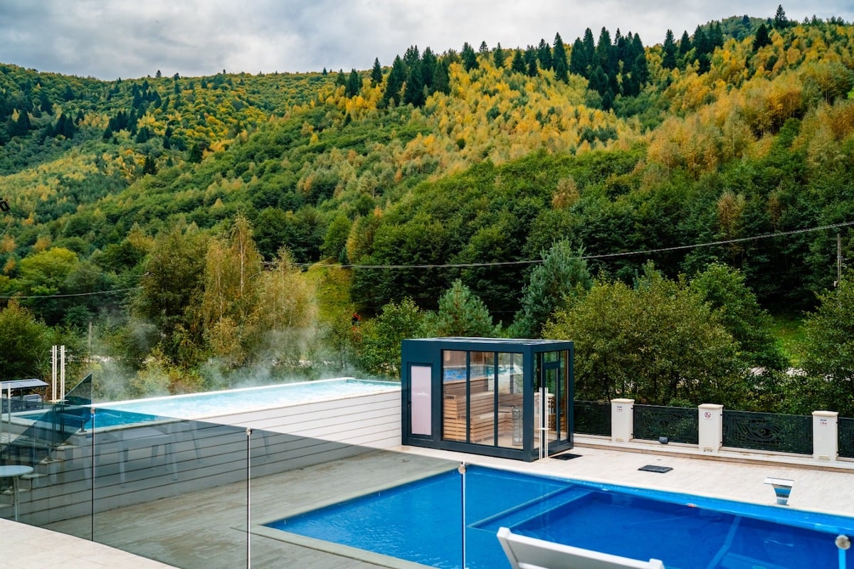 Răsfăț montan la Carpentiere Arena: Două piscine exterioare încălzite și spa în aer liber, în inima Mărginimii Sibiului