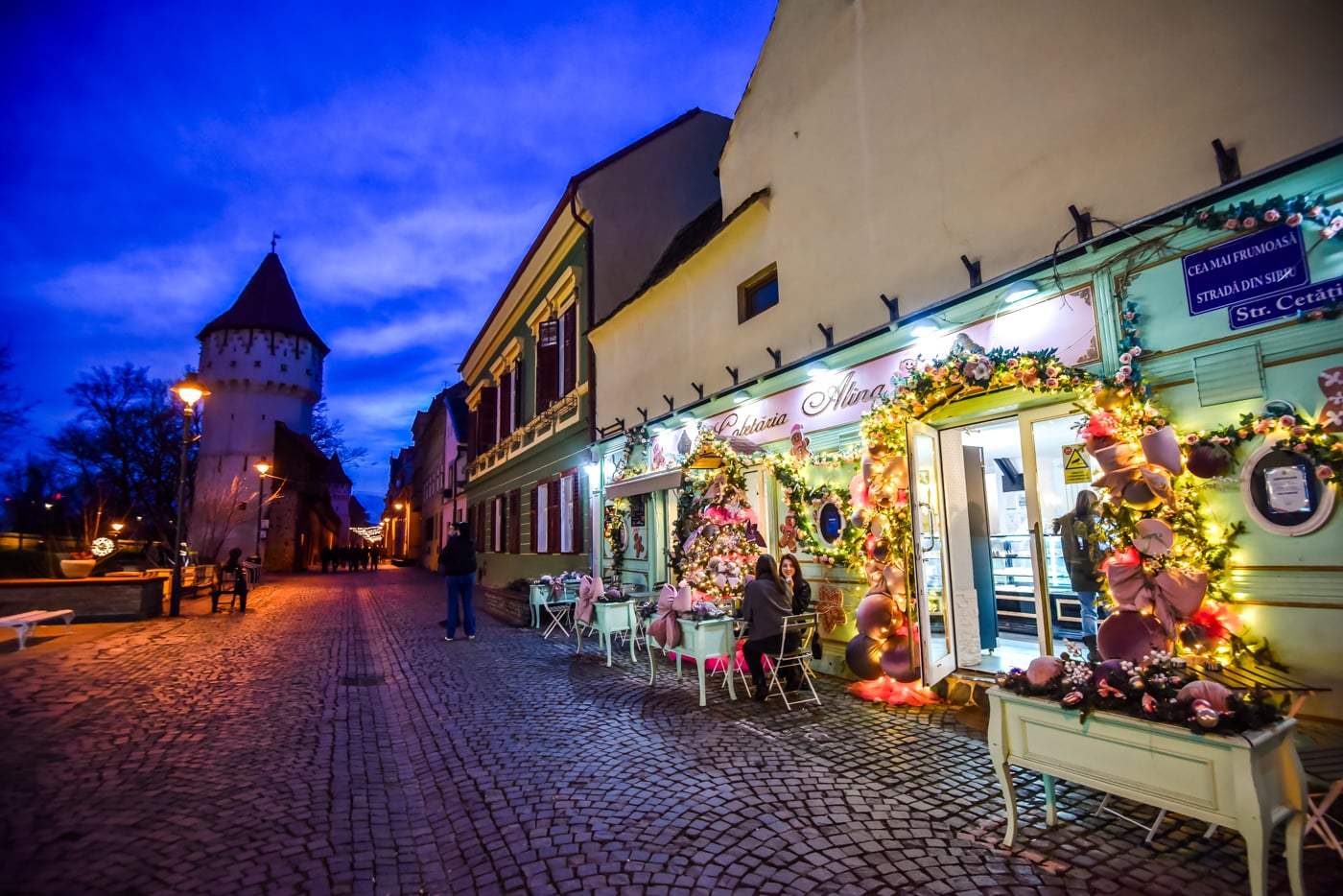 Primele clădiri împodobite de Crăciun, la Sibiu: coroniță de trei metri și jumătate, un trabant cu luminițe și ghirlande voluminoase. „Ne dorim să sărbătorim împreună cu cei care ne vizitează”