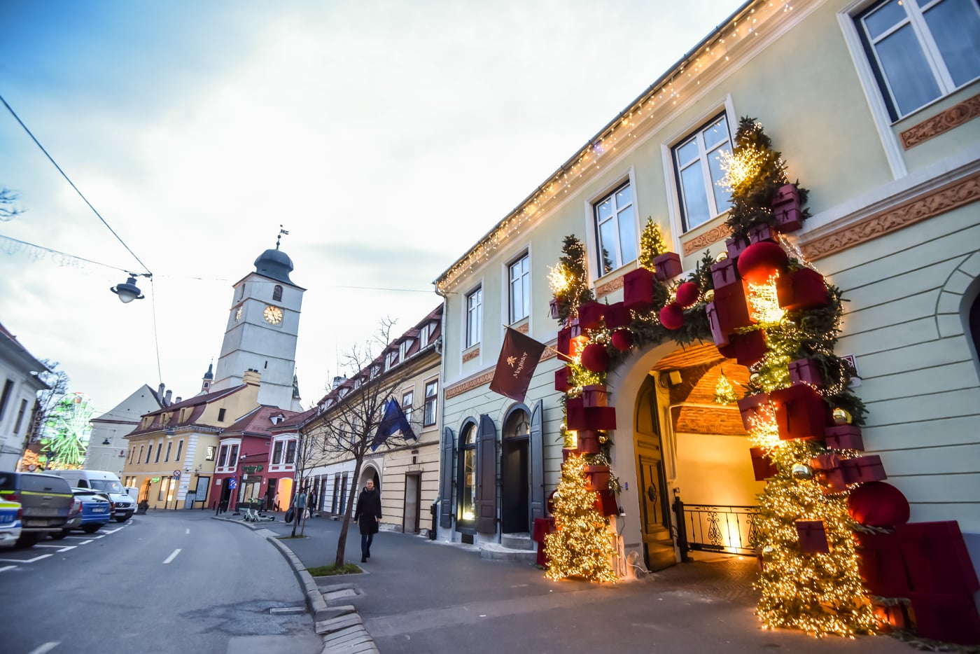 Primele clădiri împodobite de Crăciun, la Sibiu: coroniță de trei metri și jumătate, un trabant cu luminițe și ghirlande voluminoase. „Ne dorim să sărbătorim împreună cu cei care ne vizitează”