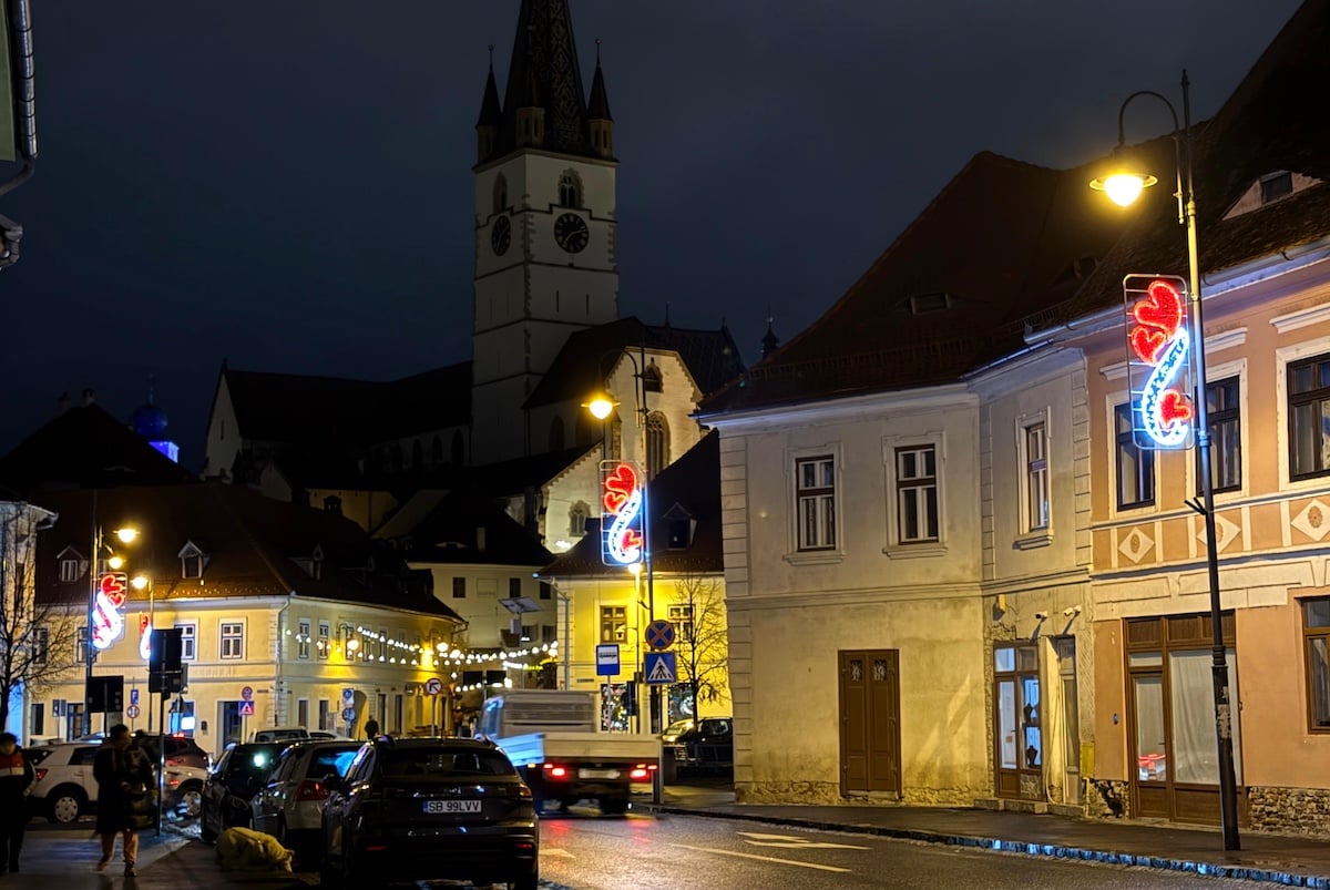 Primăria Sibiu a înlocuit o parte din decorațiunile de Crăciun cu unele cu inimioare: „Din dorința unei estetici mai diferite și contemporane”