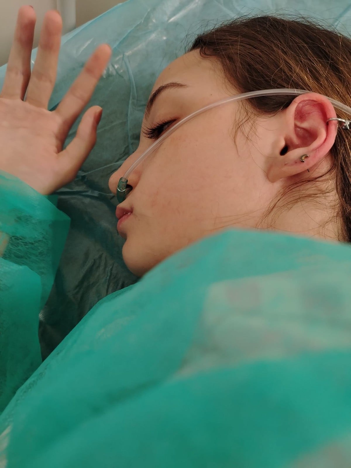 O adolescentă de 16 ani din Sibiu are nevoie urgentă de transplant de ficat. Familia ei nu face față cheltuielilor fără ajutor: „Georgiana este o luptătoare”