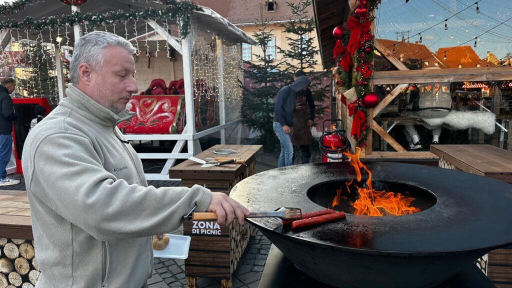 Anul trecut grătarele au sfârâit în Piața Mare/Foto: turnulsfatului.ro