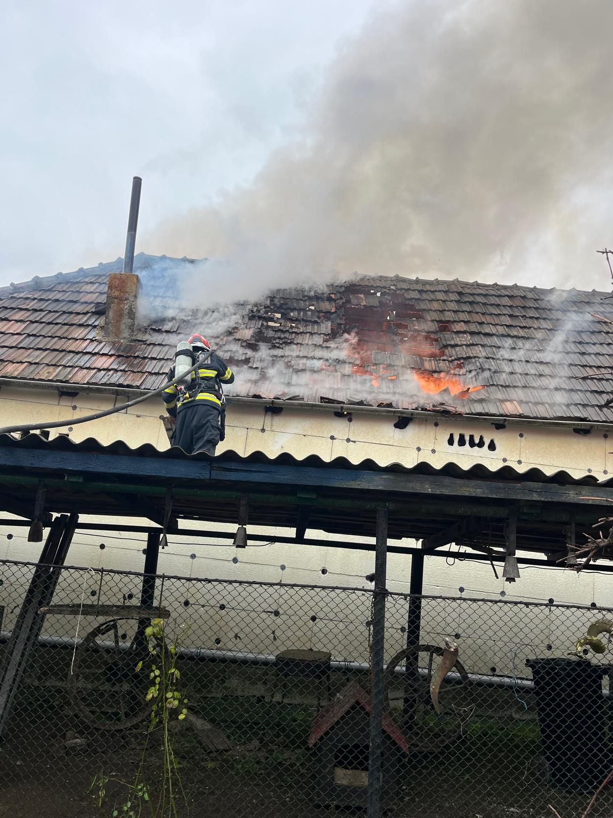 Flăcările au distrus interiorul și o parte din acoperișul unei case din Târnava. Un bărbat a suferit o ușoară intoxicație cu fum și un atac de panică