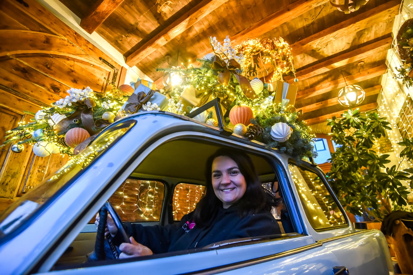 Primele clădiri împodobite de Crăciun, la Sibiu: coroniță de trei metri și jumătate, un trabant cu luminițe și ghirlande voluminoase. „Ne dorim să sărbătorim împreună cu cei care ne vizitează”