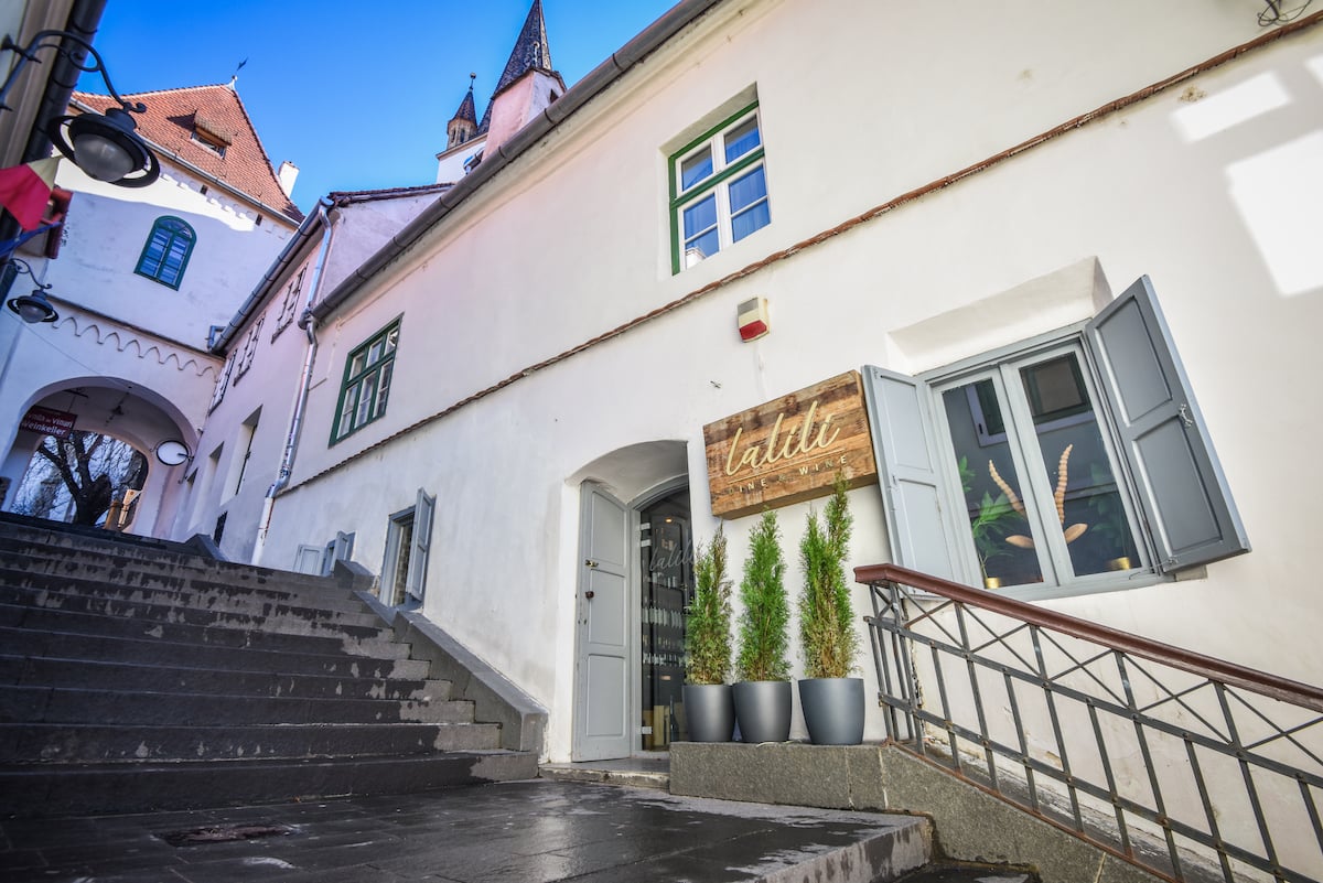 O nouă experiență culinară în centrul Sibiului: Restaurantul lalili dine&wine și meniul semnat de chef Dan Crețu