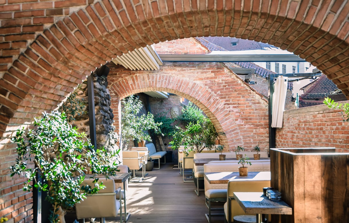 O nouă experiență culinară în centrul Sibiului: Restaurantul lalili dine&wine și meniul semnat de chef Dan Crețu