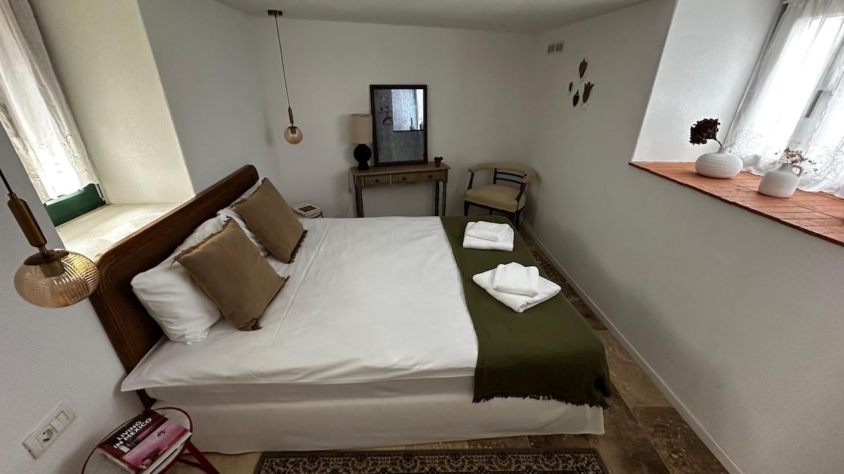 O ruină a prins viață: Un cuplu a renovat o casă veche din Porumbacu de Sus și a transformat-o în casă de oaspeți. „Era totul părăsit. Nu am putut intra în ea”